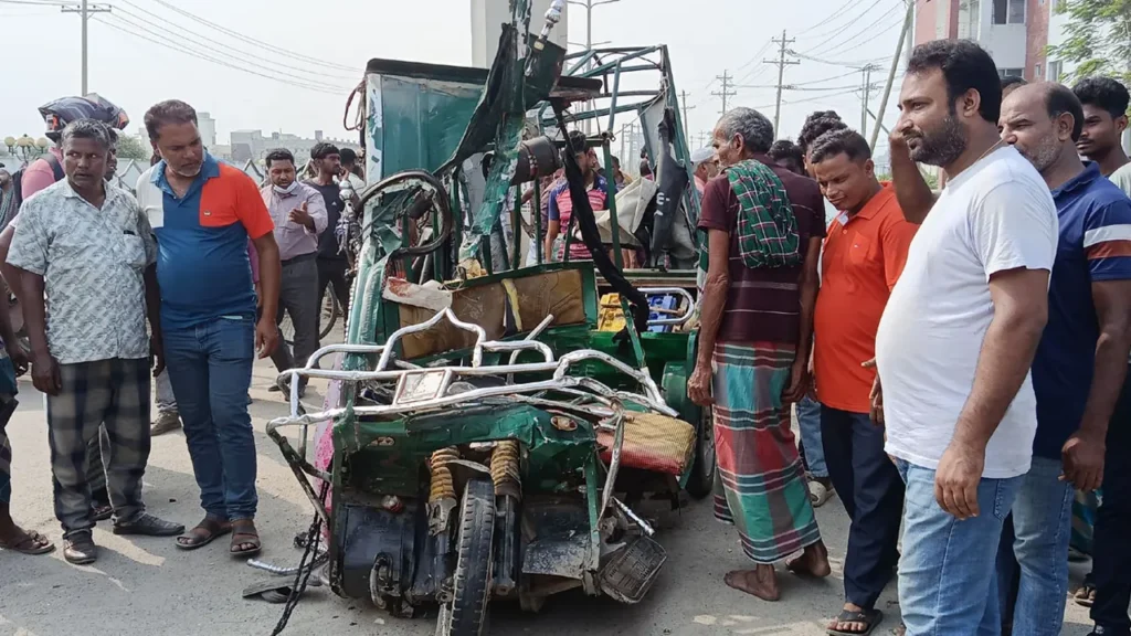 কাভার্ডভ্যান চাপায় ইজিবাইকের ৪ যাত্রী নিহত