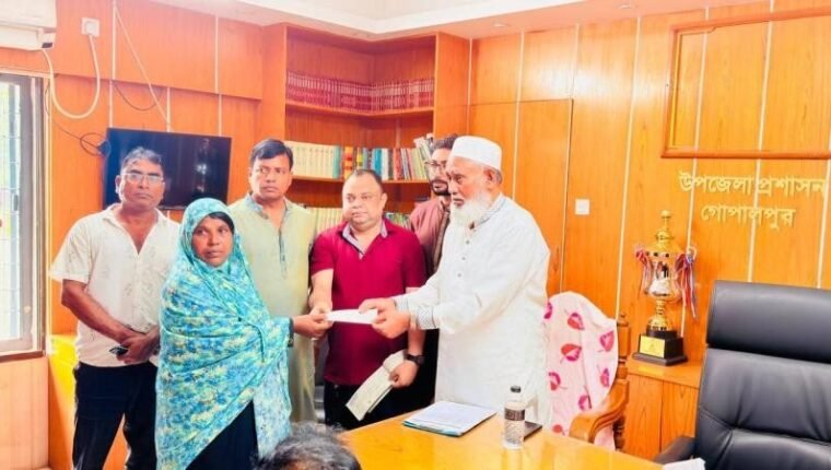 গোপালপুরে ক্ষতিগ্রস্ত পরিবারের মাঝে ঢেউটিন ও গৃহনির্মাণ অনুদানের চেক বিতরণ
