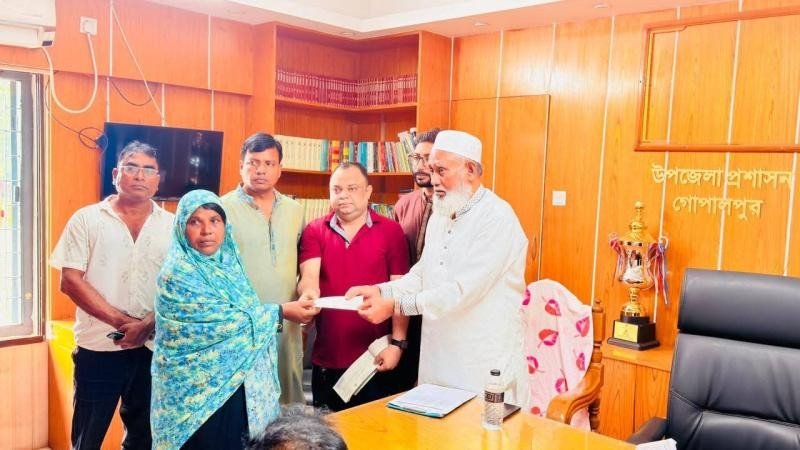 গোপালপুরে ক্ষতিগ্রস্ত পরিবারের মাঝে ঢেউটিন ও গৃহনির্মাণ অনুদানের চেক বিতরণ