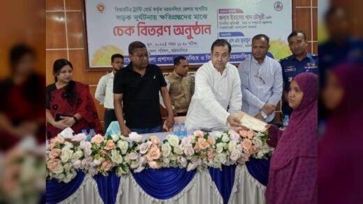 ময়মনসিংহে ক্ষতিপূরণের চেক বিতরণ, বৃক্ষরোপণ কর্মসূচির উদ্বোধন