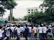 গণশৌচাগার ভেঙে দিল শিক্ষার্থীরা