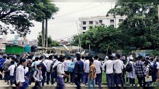 গণশৌচাগার ভেঙে দিল শিক্ষার্থীরা