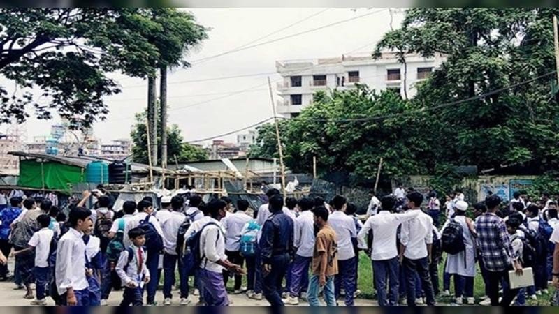 গণশৌচাগার ভেঙে দিল শিক্ষার্থীরা