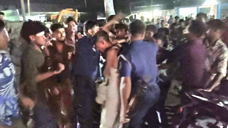 শিশু ধর্ষণ চেষ্টায় রণক্ষেত্র, পুলিশ ও আসামি গণপিটুনির শিকার