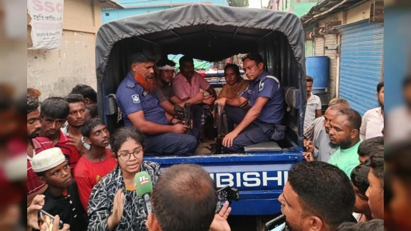 শেরপুরে ছেলেসহ মাদক কারবারি দম্পতি আটক: এলাকাবাসীর গণধোলাই, চাইনিজ কুড়াল উদ্ধার