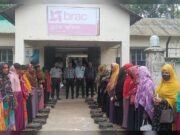 নড়াইলে গ্রামীণ নারীদের মাঝে হাঁস-মুরগির বাচ্চা বিতরণ করল ব্র্যাক