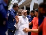কালীগঞ্জে আ'লীগ নেতার বাড়িতে পুলিশের অভিযান, স্বজনদের বাধায় রক্ষা 