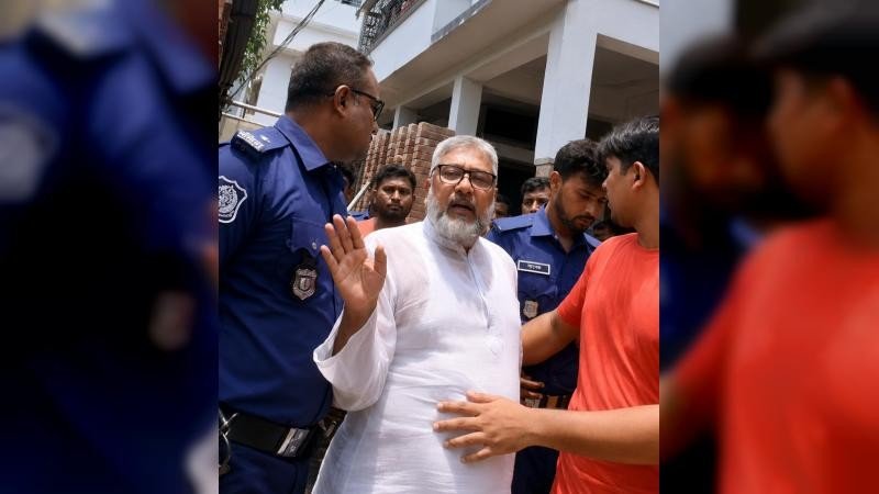 কালীগঞ্জে আ'লীগ নেতার বাড়িতে পুলিশের অভিযান, স্বজনদের বাধায় রক্ষা 
