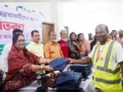 বিসিসি পরিচ্ছন্নতা কর্মীদের রেইনকোট উপহার