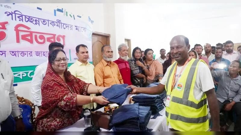 বিসিসি পরিচ্ছন্নতা কর্মীদের রেইনকোট উপহার