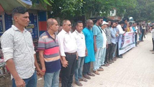 ধানমন্ডি ৩২ নম্বরে সাংবাদিকদের ওপর হামলার প্রতিবাদে নড়াইলে মানববন্ধন