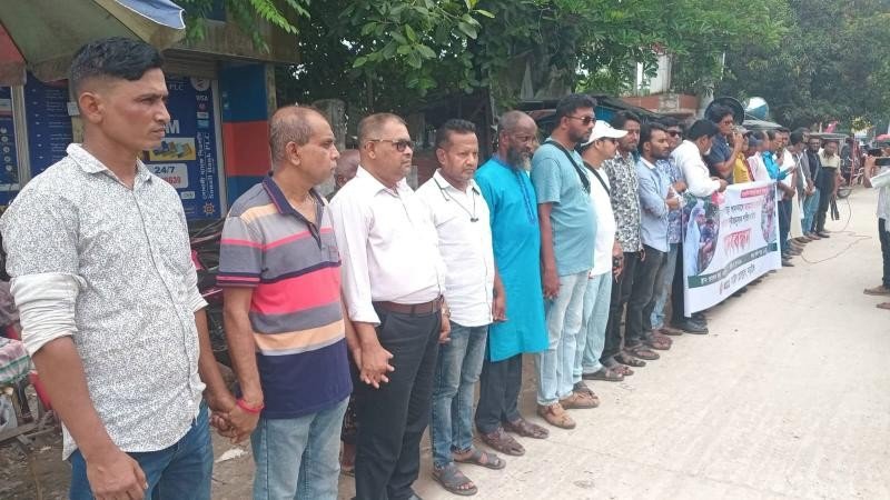 ধানমন্ডি ৩২ নম্বরে সাংবাদিকদের ওপর হামলার প্রতিবাদে নড়াইলে মানববন্ধন
