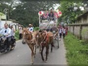 শরীয়তপুরে ঘোড়ার গাড়িতে চড়ে আবেগঘন বিদায় নিলেন প্রধান শিক্ষক