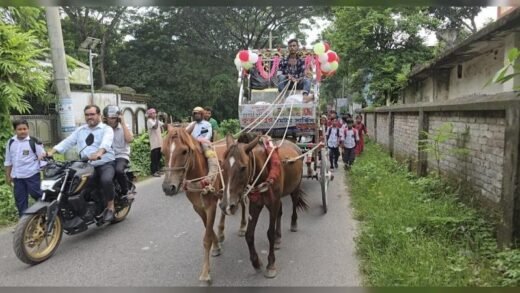 শরীয়তপুরে ঘোড়ার গাড়িতে চড়ে আবেগঘন বিদায় নিলেন প্রধান শিক্ষক