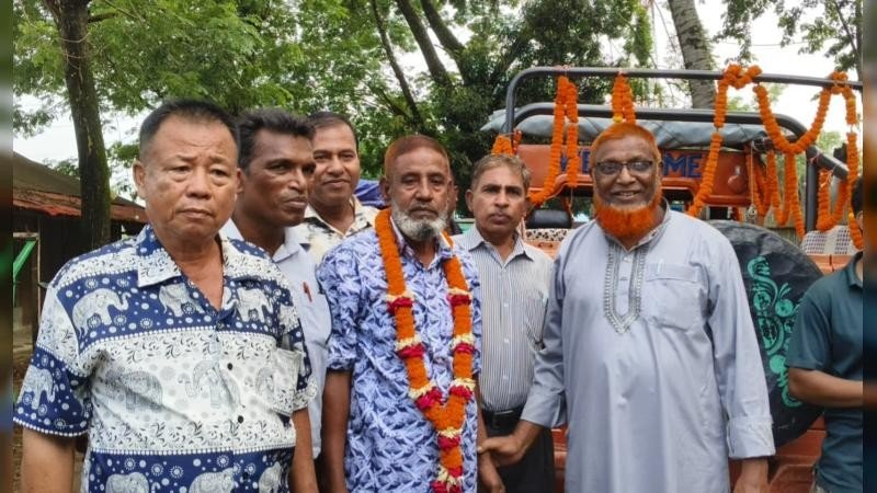 দীঘিনালায় শিক্ষকের রাজকীয় বিদায়, অশ্রুসিক্ত বিদায়ে বিদ্যালয় প্রাঙ্গণ