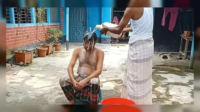 দুধ দিয়ে গোসল করে রাজনীতি ছাড়লেন বিএনপি কর্মী