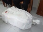 আটক ভারতীয় চকলেট জোরপূর্বক ছাড়িয়ে নিলেন বিএনপি কর্মী