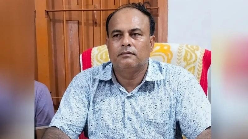 গভীর রাতে নারীসহ ইউপি চেয়ারম্যান আটক