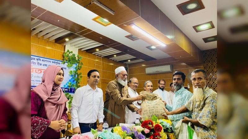গোপালপুরে কৃষি প্রণোদনার বীজ, সার ও গাছের চারা বিতরণ