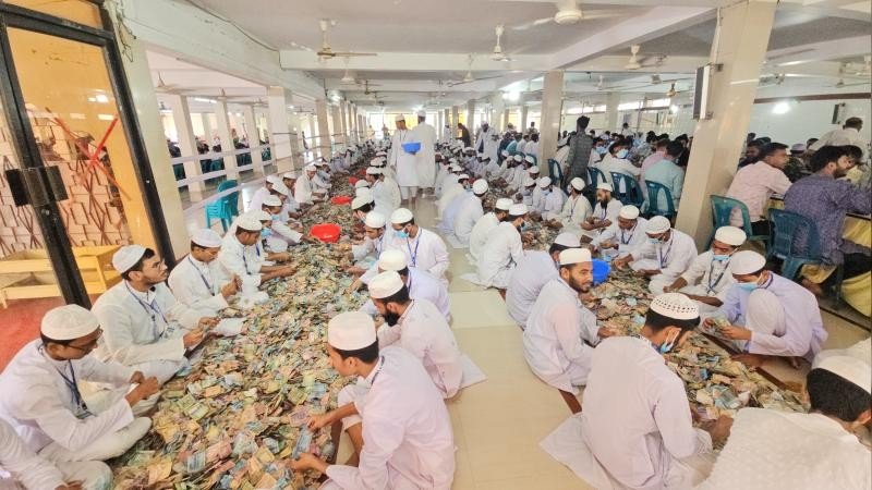সাড়ে ৩ ঘন্টা গণনা করে পাওয়া গেল ১০ কোটি টাকা, এখনো চলছে গণনা