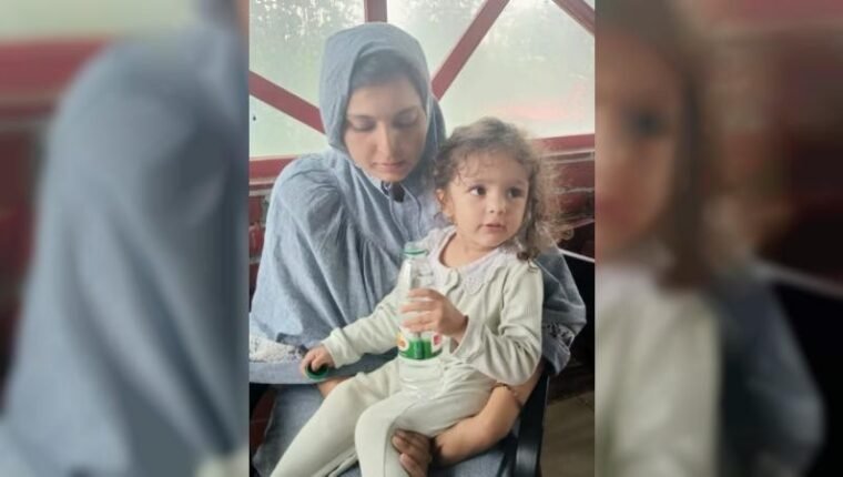 রেস্টুরেন্টে ফেলে যাওয়া পাকিস্তানি শিশুকে পরিবারের কাছে হস্তান্তর
