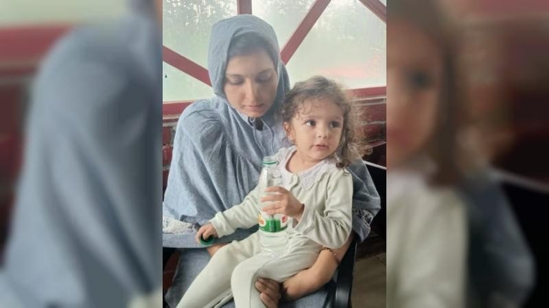 রেস্টুরেন্টে ফেলে যাওয়া পাকিস্তানি শিশুকে পরিবারের কাছে হস্তান্তর