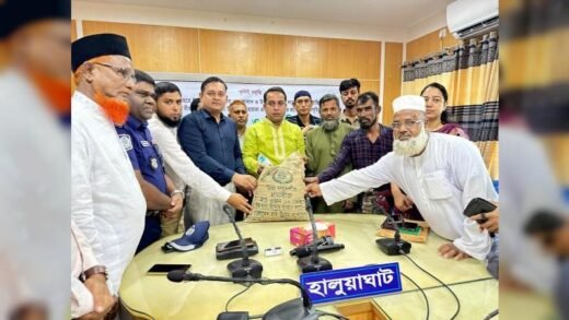 হালুয়াঘাটে ক্ষুদ্র ও প্রান্তিক কৃষকদের মাঝে ধানের বীজ ও সার বিতরণ