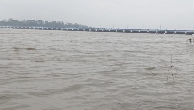 বিপদসীমার ওপরে তিস্তার পানি, খুলে দেওয়া হয়েছে ব্যারাজের ৪৪ জলকপাট
