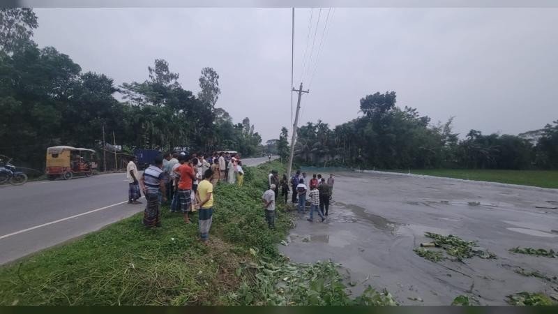 বালু উত্তোলনে কালভার্টের মুখ বন্ধ, ৫০ হাজার টাকা জরিমানা ও বালু জব্দ করে বিক্রি