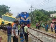 রাজবাড়ীতে রেললাইনে ট্রাক: ছয় ঘণ্টা পর ট্রেন চলাচল স্বাভাবিক