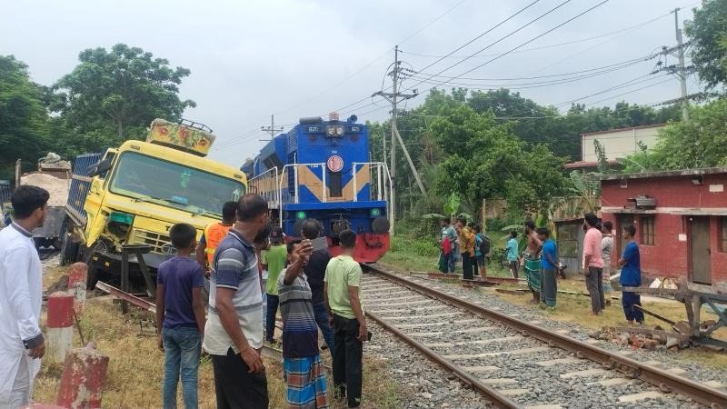 রাজবাড়ীতে রেললাইনে ট্রাক: ছয় ঘণ্টা পর ট্রেন চলাচল স্বাভাবিক