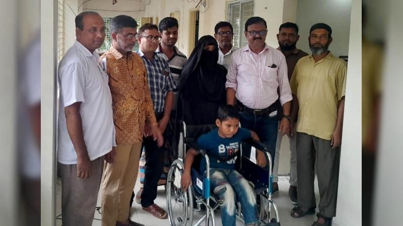 শারীরিক প্রতিবন্ধকতা জয় করে হুইলচেয়ারে স্কুলে যাবে মেহেদী