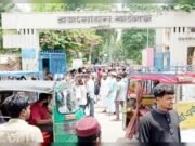 বরিশাল নগরীতে ভাড়া নৈরাজ্যের প্রতিবাদে শিক্ষার্থীদের সড়ক অবরোধ