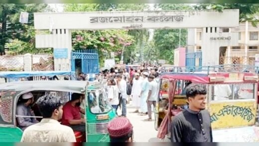 বরিশাল নগরীতে ভাড়া নৈরাজ্যের প্রতিবাদে শিক্ষার্থীদের সড়ক অবরোধ