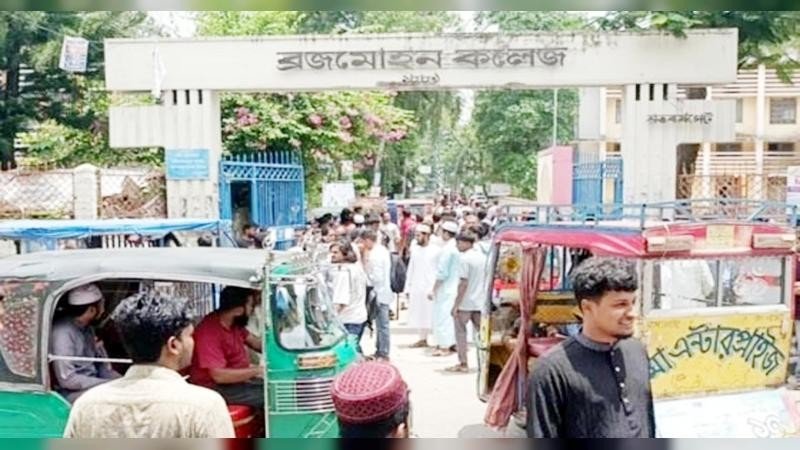 বরিশাল নগরীতে ভাড়া নৈরাজ্যের প্রতিবাদে শিক্ষার্থীদের সড়ক অবরোধ