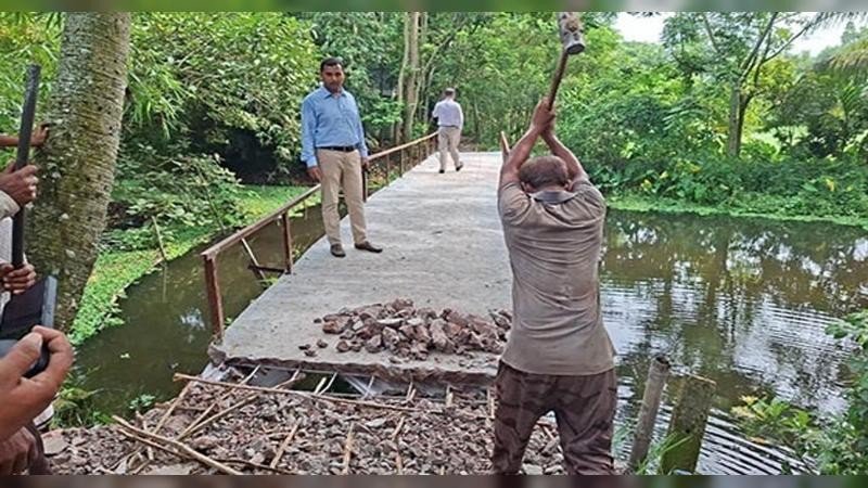 রডের বদলে বাঁশের কঞ্চি: অভিযোগের পর আগৈলঝাড়ায় ভাঙা হলো আয়রন ব্রিজ