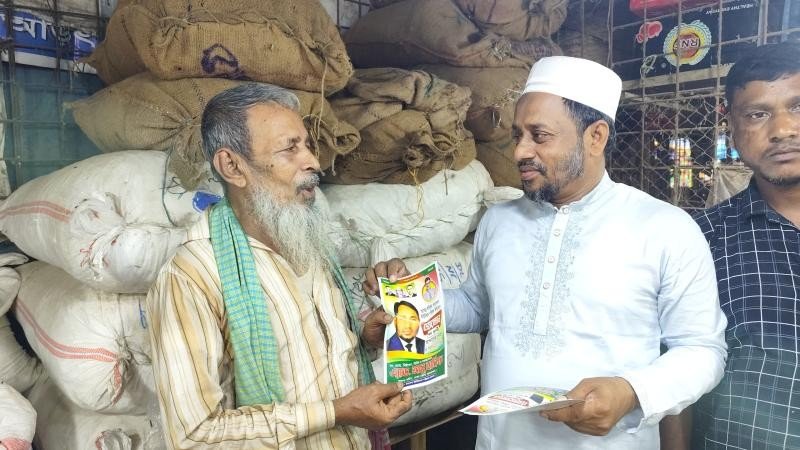 আশুলিয়ায় ধামসোনায় চেয়ারম্যান প্রার্থী আবু হানিফের গণসংযোগ-লিফলেট বিতরণ