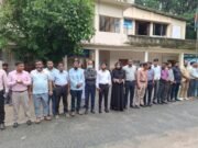 সরকারি বিধি ভেঙে পঞ্চগড়ে ইউএনওর পক্ষে সরকারি কর্মচারীদের মানববন্ধন