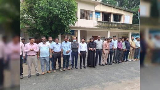 সরকারি বিধি ভেঙে পঞ্চগড়ে ইউএনওর পক্ষে সরকারি কর্মচারীদের মানববন্ধন