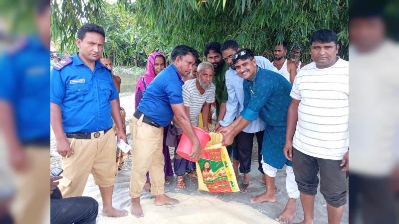ভূরুঙ্গামারীতে বন্যায় ক্ষতিগ্রস্তদের মাঝে ১০ কেজি  জিআর চাল বিতরণ
