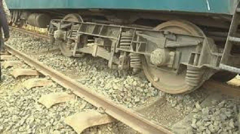 ৪ বগি লাইনচ্যুত, ঢাকা-চট্টগ্রাম রেল যোগাযোগ বন্ধ