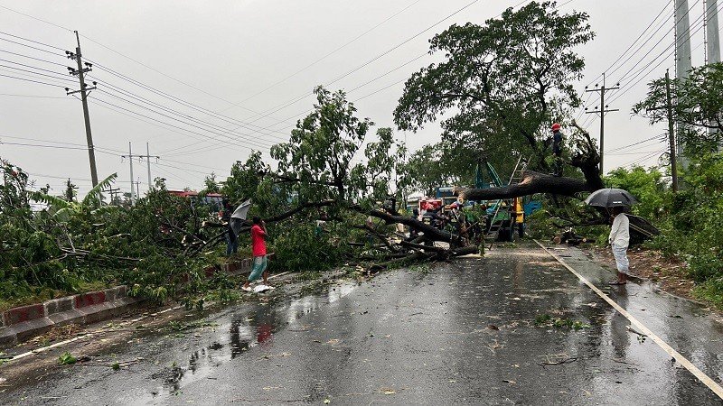 দুপুরের মধ্যে ঢাকাসহ ১৪ জেলায় ব্যাপক ঝড়-বৃষ্টির শঙ্কা