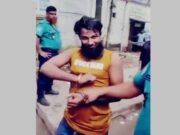 হাতকড়া পরা অবস্থাতেই আদালতে সাংবাদিকদের কুরুচিপূর্ণ ইঙ্গিত, হত্যার হুমকি