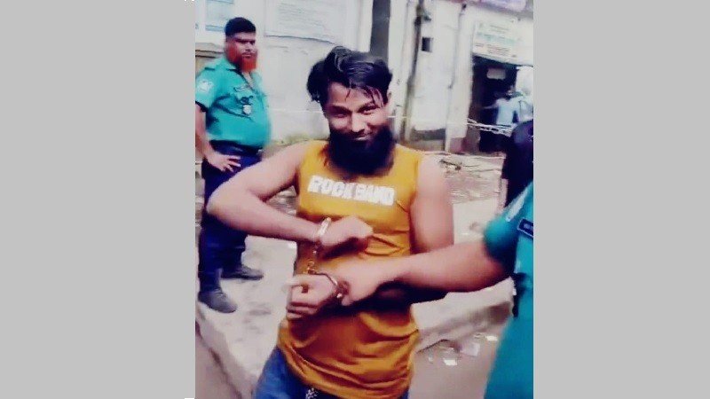 হাতকড়া পরা অবস্থাতেই আদালতে সাংবাদিকদের কুরুচিপূর্ণ ইঙ্গিত, হত্যার হুমকি