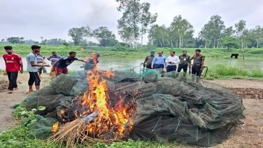 ঝিনাই নদীতে অবৈধ জালবিরোধী মোবাইল কোর্ট, ৩০০ মিটার জাল জব্দ