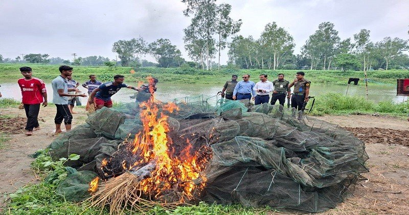 ঝিনাই নদীতে অবৈধ জালবিরোধী মোবাইল কোর্ট, ৩০০ মিটার জাল জব্দ