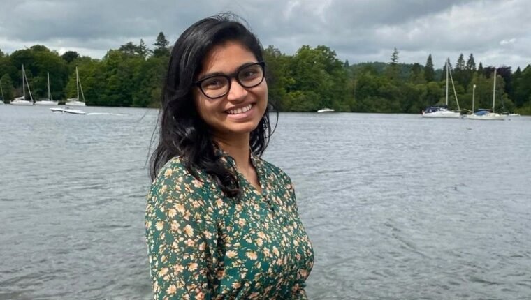 ‘সামনের সারির একটি আসনের বিনিময়ে সব নীতি বিকিয়ে দিলেন’