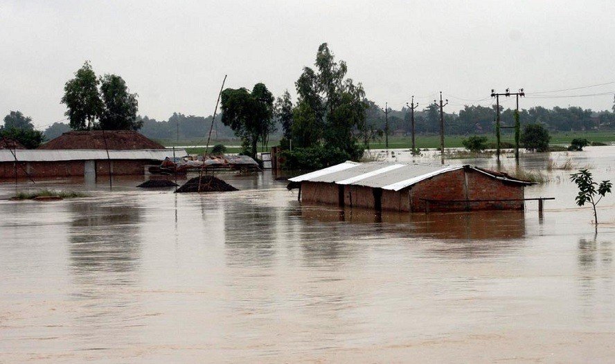 ভারি বৃষ্টিতে পানি বৃদ্ধি, কয়েক জেলায় বন্যার সতর্ক বার্তা