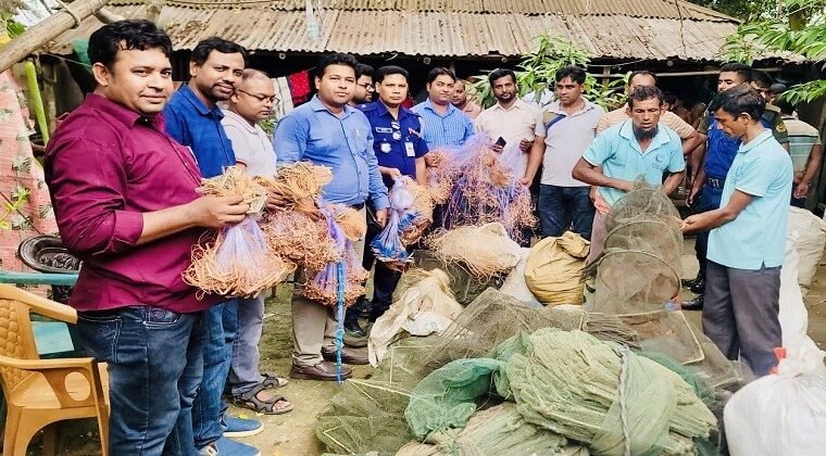 নাটোরে ২০ লক্ষাধিক টাকা মূল্যের অবৈধ চায়না দুয়ারী ও কারেন্ট জাল জব্দ