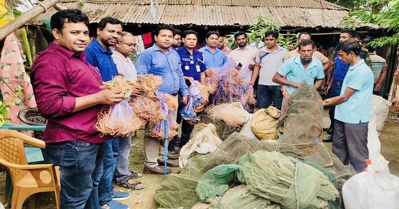 নাটোরে ২০ লক্ষাধিক টাকা মূল্যের অবৈধ চায়না দুয়ারী ও কারেন্ট জাল জব্দ